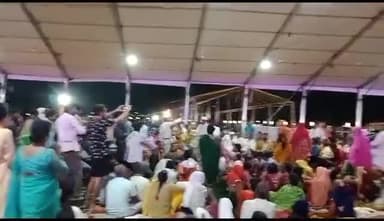 श्री धीरेन्द्र शास्त्री जी को देखने के लिए हजारों की संख्या में आ रहे लोग और रात में रुक का ले रहे है भजनों का आनंद