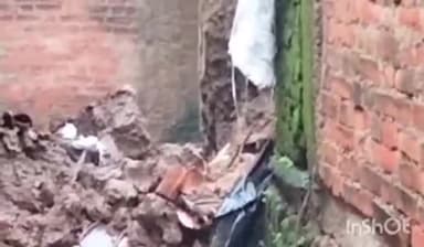 टीकमगढ़: टीकमगढ़ शहर के कु मैदान मोहल्ले में बारिश के चलते गिरा कच्चा मकान हादसा होने से टला