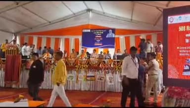 भदोही: भदोही रेलवेस्टेशन के पुनरोद्धार के वर्चुअल उदघाटन के मौकेजनता को दिखाने के लिए लाइव व्यवस्था लगाइ एलईडी टीवी से प्रसारण