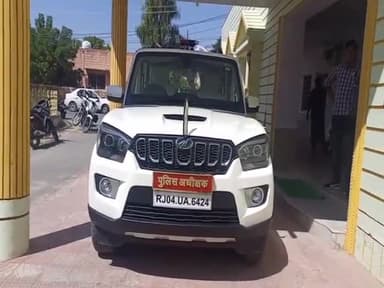 बाड़मेर: भाडखा गांव के पास पुलिस की नाकाबंदी तोड़ पुलिस के जवानों पर गाड़ी चढ़ाने का प्रयास दो लोगों को किया गिरफ्तार