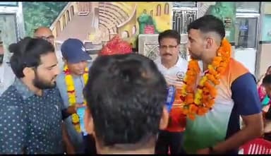 अलवर: युवा खेल विकास समिति ने कनाडा में गोल्ड मेडल जीतने वाले पुलिसकर्मी का अलवर रेलवे स्टेशन पर किया स्वागत