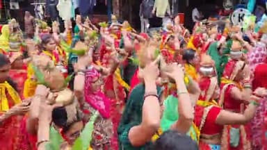 आगर: आगर की मास्टर कॉलोनी में स्थित सोमेश्वर महादेव मंदिर से महीला मंडल ने निकाली विशाल कलश यात्रा