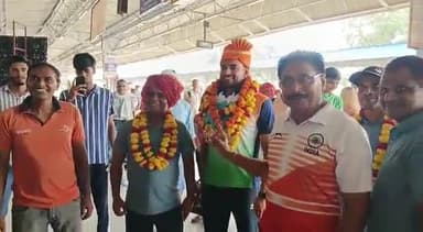 अलवर: कनाडा से तैराकी में 4 गोल्ड सहित 6 मेडल लेकर लौटे पुलिस कांस्टेबल का अलवर रेलवे स्टेशन पर खिलाड़ियों ने किया स्वागत