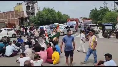 गाज़ियाबाद: करहैड़ा गांव के लोगों ने वजीराबाद रोड को किया जाम