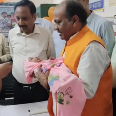 गोरखपुर: शासन के निर्देश पर मिशन इंद्रधनुष 5.0 का हुआ शुभारंभ, महिला ज़िला अस्पताल में सीएमओ ने बच्चों को दी टीके की डोज