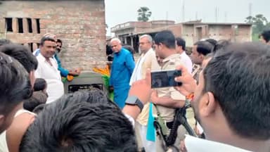 चेरिया बरियारपुर: कुम्भी पंचायत से सोनवर्षा खोदावंदपुर चका को जाने वाली सड़क का विधायक राजवंशी महतो ने रिबन काट कर किया शिलान्यास