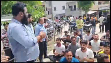 गाज़ियाबाद: कार्यकर्ता को जबरन घर से उठाने के विरोध में विश्व हिंदू परिषद व बजरंग दल के कार्यकर्ताओं ने नंदीग्राम थाने का किया घेराव