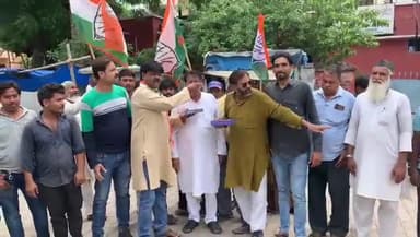 प्रयागराज: राहुल गांधी की सदस्यता वापस मिलने पर कांग्रेसियों ने के एन काटजू रोड पर मिठाई बांटकर मनाया जश्न