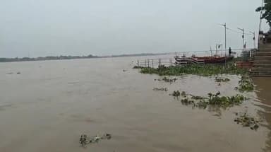 बक्सर: जिले में चेतावनी बिंदु के करीब पहुंचा गंगा का जलस्तर, केंद्रीय जल आयोग के कनीय अभियंता ने दी जानकारी