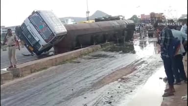 दौसा: NH 21पर अनियंत्रित होकर ट्रक पलटा, ट्रक में भरे पदार्थ को लूटने के लिए मची होड़, सूचना पर कोतवाली पुलिस पहुंची मौके पर