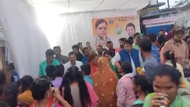 भीम नगर बल्लभ भवन सब्जी मंडी में माननीय श्री पीसी शर्मा के द्वारा सावन सोमवार के चलते अपने हाथों से प्रसाद का वितरण किया