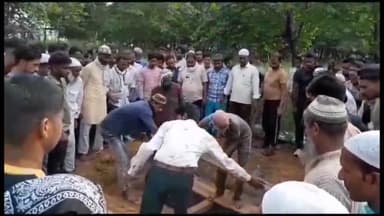 हसनपुर: पोस्टमार्टम के बाद गांव पहुंचा वेल्डिंग मिस्त्री का शव, फिर से किया गया सुपुर्द ए खाक