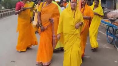 प्रयागराज: सावन के पांचवे सोमवार पर किन्नर कल्याण बोर्ड की सदस्य कौशल्या नंदगिरी ने अलोपीबाग स्थित शिव मंदिर में किया जलाभिषेक