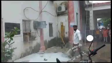 सागर नगर: अनुविभागीय अधिकारी कार्यालय सागर के बाहर मिनी डीपी में लगी आग, अनुविभागीय अधिकारी विजय देहरिया आग बुझाने की कोशिश की