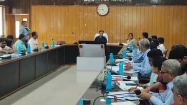 चित्तौड़गढ़: ग्रामीण विकास सभागार में पानी, बिजली, मौसमी बीमारियों की स्थिति, बजट घोषणाओं एवं फ्लैगशिप योजनाओं की समीक्षा बैठक आयोजित