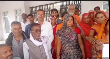 देवेंद्रनगर: कलेक्ट्रेट कार्यालय मे स्व सहायता समूह की महिलाओं द्वारा अधिकारियों द्वारा डराने धमकाने को लेकर कलेक्टर को सौंपा ज्ञापन।