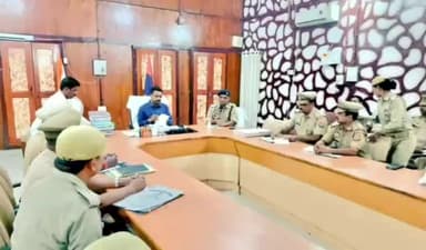 गोंडा: पुलिस लाइन सभागार में SP ने जिले के सभी थानों पर नियुक्त पैरोकार व कोर्ट मोहर्रिर संग की बैठक, asp व अन्य रहे मौजूद