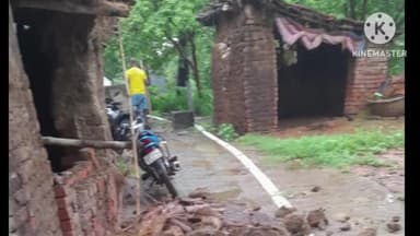 रहुई: गंजपर इलाके में लगातार बारिश के कारण कच्चे मकान की दीवार गिरी, दो बकरी और एक गाय हुई जख्मी