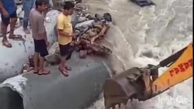 नरेन्द्रनगर: नरेन्द्रनगर:मोणाखाला नदी बीच फंस गई थी कई जिंदगी,खाकी बनी देवदूत