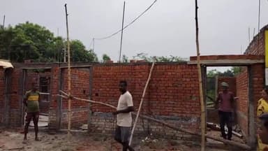 रायबरेली: बरखापुर में घटिया सामग्री से हो रहा प्राथमिक विद्यालय का निर्माण, ग्रामीणों ने ठेकेदार का किया विरोध