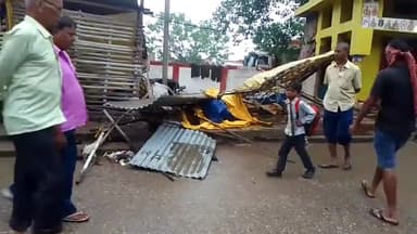 पालीगंज: एसडीओ के आदेश के बाद पालीगंज में अतिक्रमणकारी खुद हटा रहे अतिक्रमण