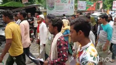 बहराइच: कलेक्ट्रेट पहुंचे गजपति पुर के ग्रामीणों ने ध्वस्तीकरण को रोकने के लिए दीया प्रार्थना पत्र