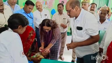 गोंडा: परेड सरकार में मिशन इंद्रधनुष अभियान के अंतर्गत आयोजित टीकाकरण कार्यक्रम का डीएम ने कराया शुभारंभ