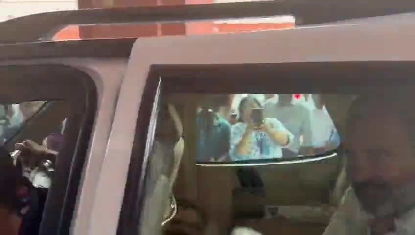 सदस्यता बहाल होने के बाद जननायक श्री @rahulgandhi जी पहुंचे संसद भवन।

#Rahul_is_Back