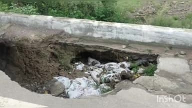 हमीरपुर: हमीरपुर क़ो जालौन से जोड़ने वाला स्टेट हाईवे बारिश के चलते धसा,क्षत्रिग्रस्त हुए स्टेट हाइवे में जान जोखिम में डाल रहें है