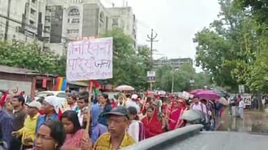 कांके: रांची के कांके रोड स्थित मुख्यमंत्री आवास का घेराव करने निकली झारखंड तेजस्विनी कर्मचारी संघ