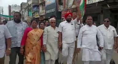 राजनांदगांव: कांग्रेस नेता राहुल गांधी की संसद सदस्यता बहाल होने पर मानव मंदिर चौक में कांग्रेस द्वारा मिठाई खिलाकर जताई गई खुशियां