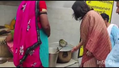 बहराइच: जिलाधिकारी ने तीन परिषदीय विद्यालयों का किया औचक निरीक्षण, सहायक अध्यापिका आकांक्षा त्रिवेदी की थपथपाई पीठ