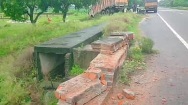 इकौना: नेशनल हाईवे 730 खावा पोखर मोड़ के पास आवारा पशु को बचाने के क्रम में पुल तोड़ते हुए ट्रक खाई में गिरा