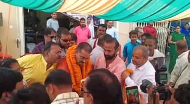 चितरंगी: सिंगरौली में दिखा अनोखा विरोध प्रदर्शन, कांग्रेस जिला परिवहन प्रकोष्ठ के अध्यक्ष ने NH के बीच केक काटकर मनाया जन्मदिन