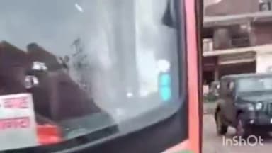 आगरा: बिजलीघर बस अड्डे से रोडवेज बस को अवैध तरीके से भाड़े पर तय कर ले जाने के वायरल वीडियो पर एआरएम ने दिए जांच के आदेश