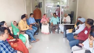 होशंगाबाद नगर: नर्मदापुरम शहर के बस स्टैंड स्थित नगर पालिका अध्यक्ष कार्यालय में विधायक ने भाजपा कार्यकर्ताओं की बैठक की आयोजित