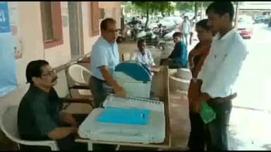 सागर नगर: कलेक्ट्रेट परिसर में आने वाले नागरिकों को EVM की कार्यप्रणाली की दी जा रही जानकारी