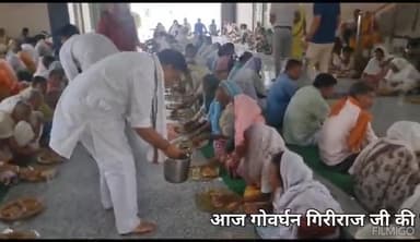 आज गोवर्घन गिरीराज जी की पावन धरा पर भक्तों को भंडारा खिलाने का अवसर मिला व उनसे आशीर्वाद लिया:डॉ. सतीश खोला