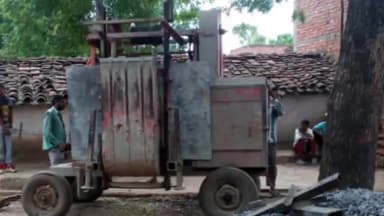 हमीरपुर: विदोखर मेंदनी में प्रधानमंत्री आवास योजना के निर्माण में दबंगों का अड़ंगा