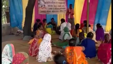 सिवनी: अंबेडकर चौक पर स्वसहायता समूह संचालकों और सांझा चूल्हा रसोईयो ने विभिन्न मांगो को लेकर हड़ताल की शुरू