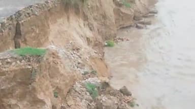 इकौना: अमारे भरिया गांव के पास सरयू नहर के तेज बहाव से सड़कें  कटान हो रही हैं