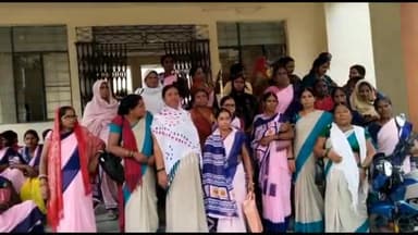 नौतन: नौतन सामुदायिक स्वास्थ्य केंद्र पर आशा कार्यकर्ताओं का अनिश्चितकालीन धरना जारी, मांगों के समर्थन में किया प्रदर्शन