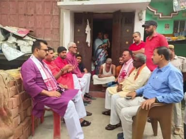 उचकागांव: नरैनिया के आभूषण कारोबारी की हत्या मामले में पूर्व मंत्री जनक राम ने परिजनों से मुलाकात कर हर संभव सहयोग का भरोसा दिया