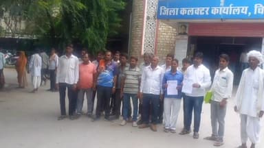 चित्तौड़गढ़: विद्यालय सहायक पर लगाये पोक्सो एक्ट की निष्पक्ष जांच की मांग को लेकर जिला कलेक्टर को सौंपा ज्ञापन।