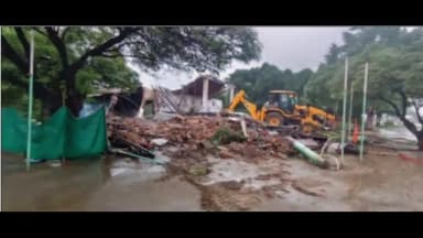 चौपारण: सालों से गुलजार था सियरकोनी, हुआ वीरान ,वन विभाग ने किया अवैध बने होटल को जमीन डोज।