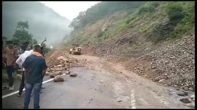 देवप्रयाग: ऋषिकेश बद्रीनाथ नेशनल हाईवे का आधा हिस्सा तोता घाटी के समीप ढहने से यातायात पूर्ण रूप से हुआ बाधित