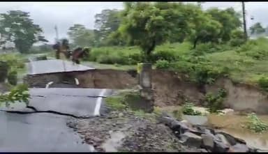 तेज बारिश के कारण कसबा के टिकापुर और फुलवरिया को जोड़ने वाली रीता गैस एजेन्सी के पास वाला पुल हुआ ध्वस्त। रास्ता बाधित।