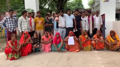 रायबरेली: पुरई का पुरवा-दबंगों द्वारा की गई युवक के साथ मारपीट व छिनैती के मामले में गिरफ्तारी ना होने को लेकर एसपी ऑफिस पर धरना