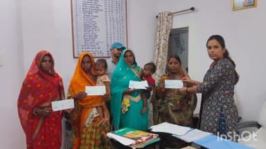 डुमरांव: नुआव में अगलगी की घटना के 5 पीड़ितों को सीओ ने दी मुआवजे की राशि