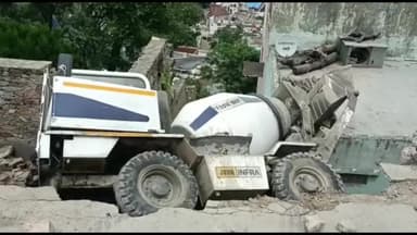 अजमेर: अजमेर के नागफनी रोड पर अचानक दीवार धसने से मिक्सर मशीन गिरी गनीमत रही नहीं हुआ कोई बड़ा हादसा ड्राइवर की चोट